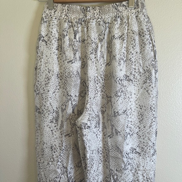 I.B. Diffusion Other - I.B. Diffusion Women's Silk Pull-on Pants Size M‎ Snake Print Elastic Waist